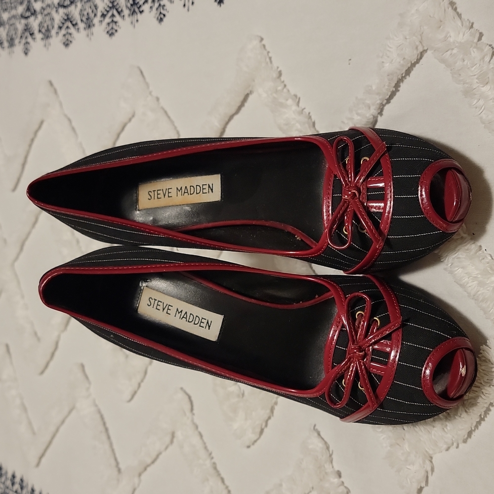 Steve Madden Black Pinstripe Pumps